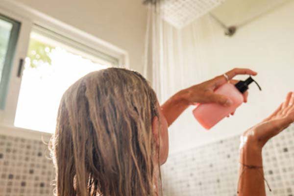 Gunakan shampo khusus anti hair fall